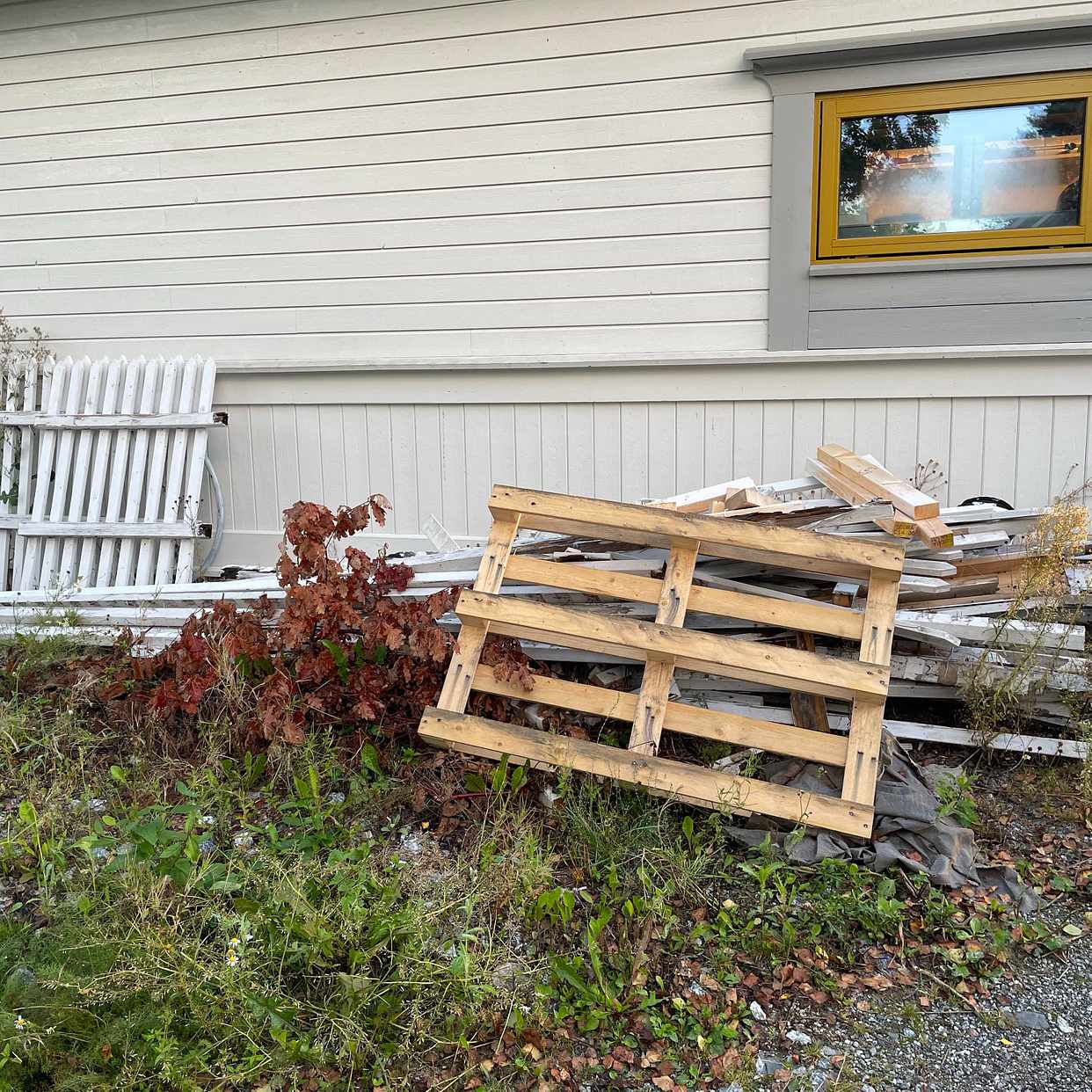 image of Delar av gammalt staket - Åkersberga