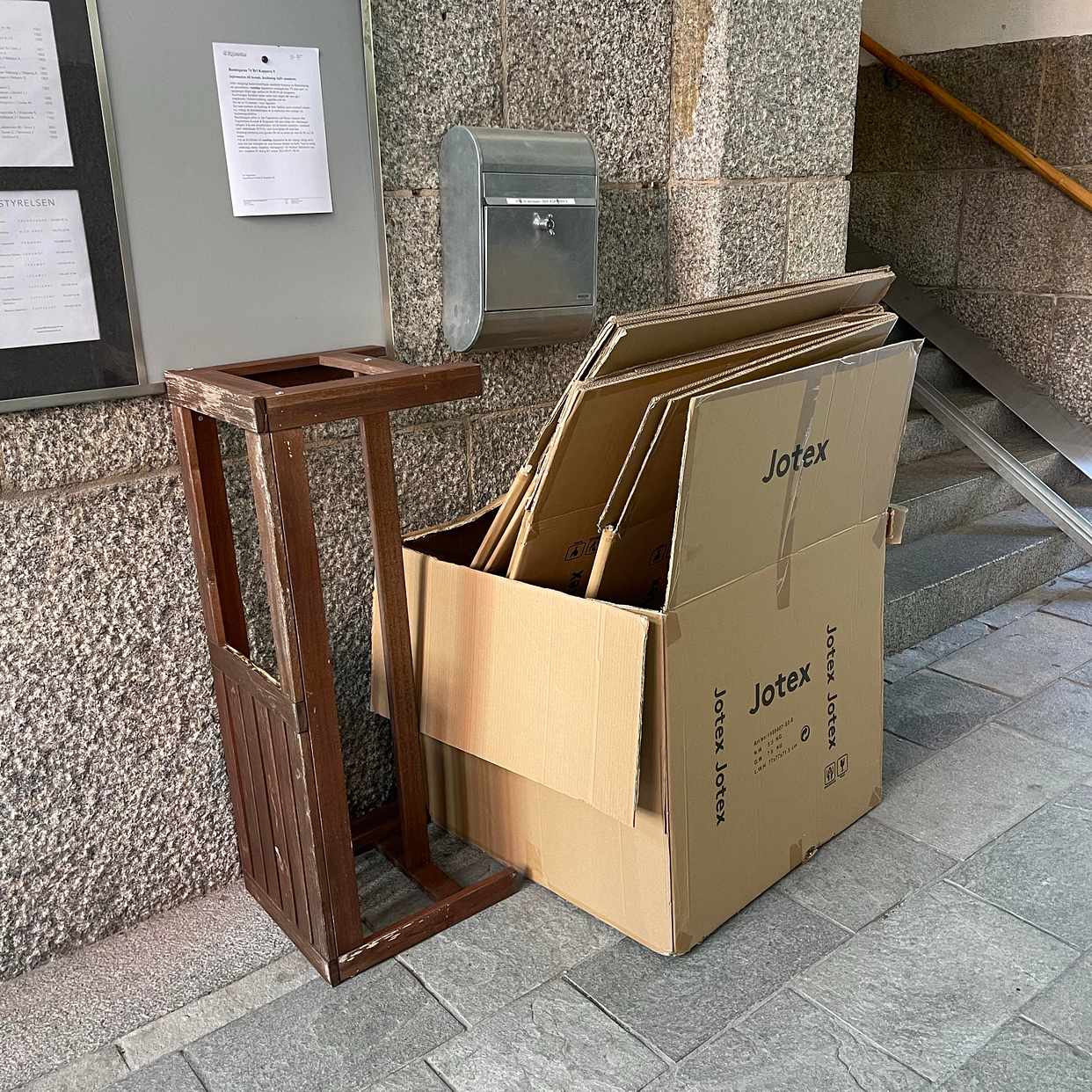 image of Broke bench + packaging - Stockholm