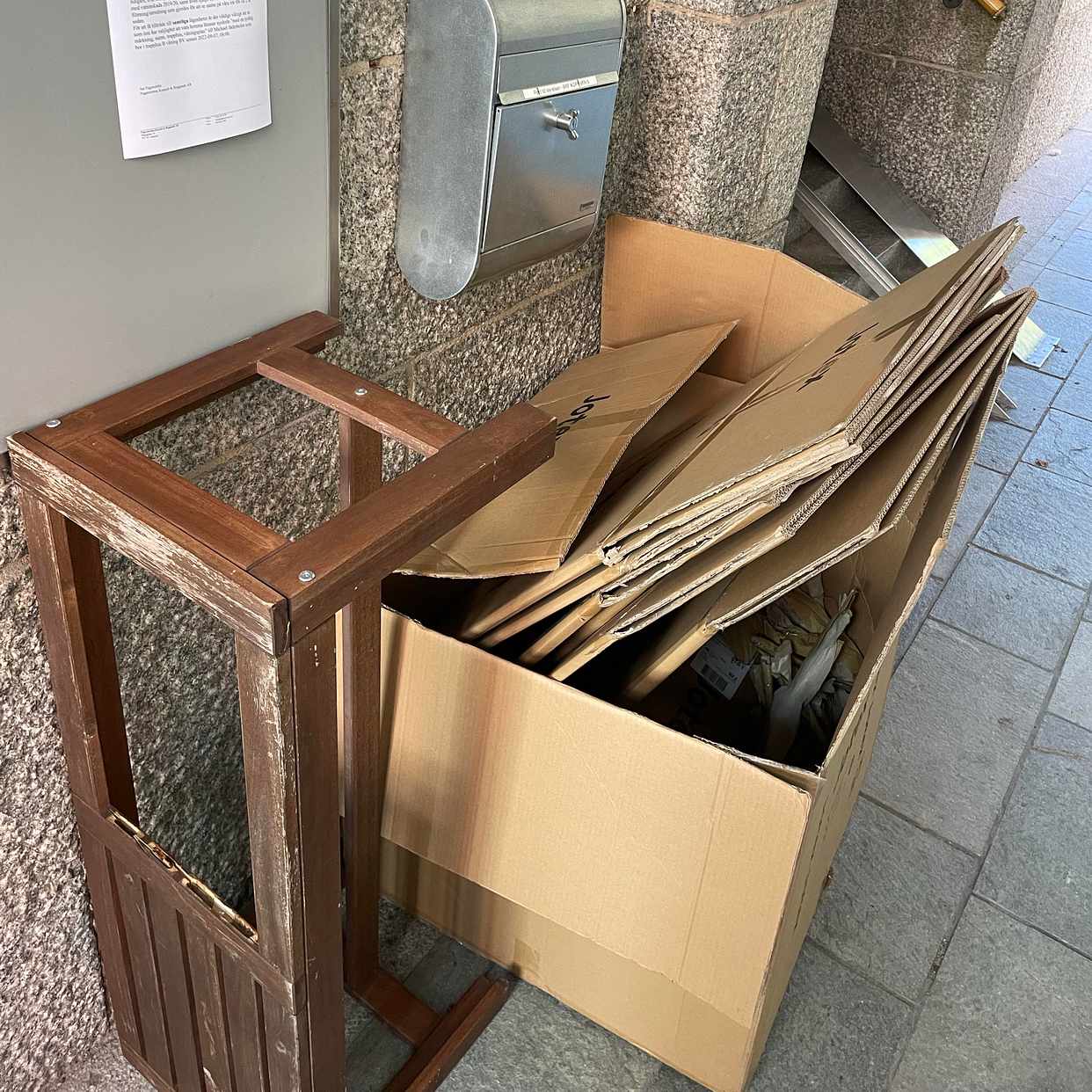 image of Broke bench + packaging - Stockholm