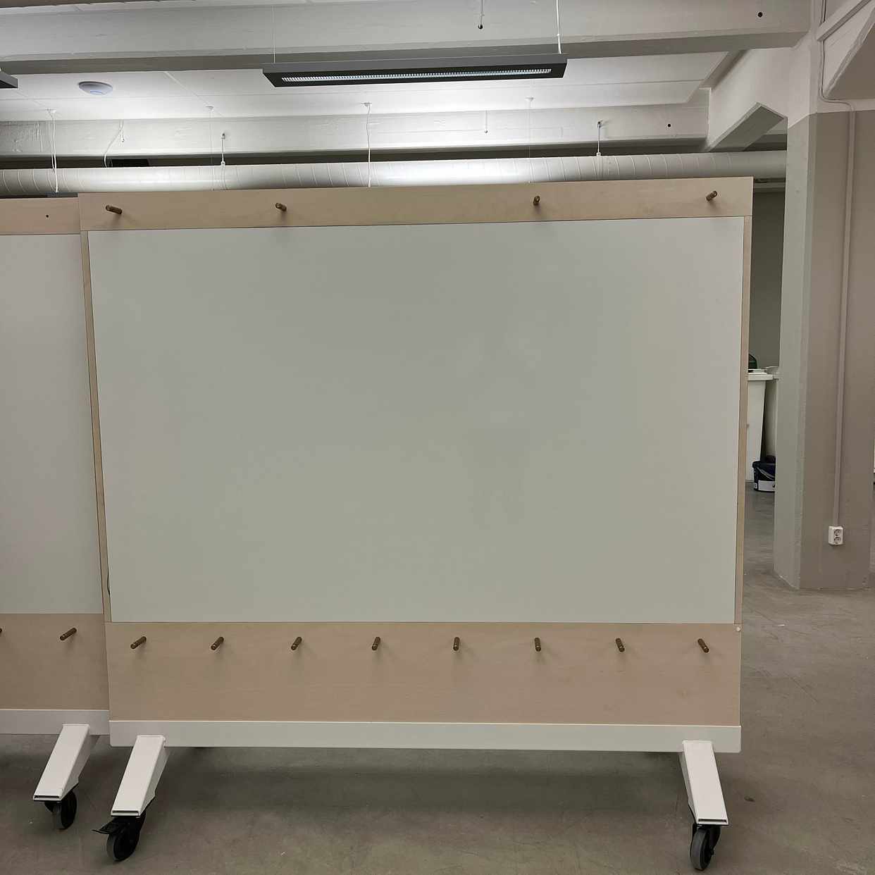 image of Whiteboard skåp bortskänk - Stockholm