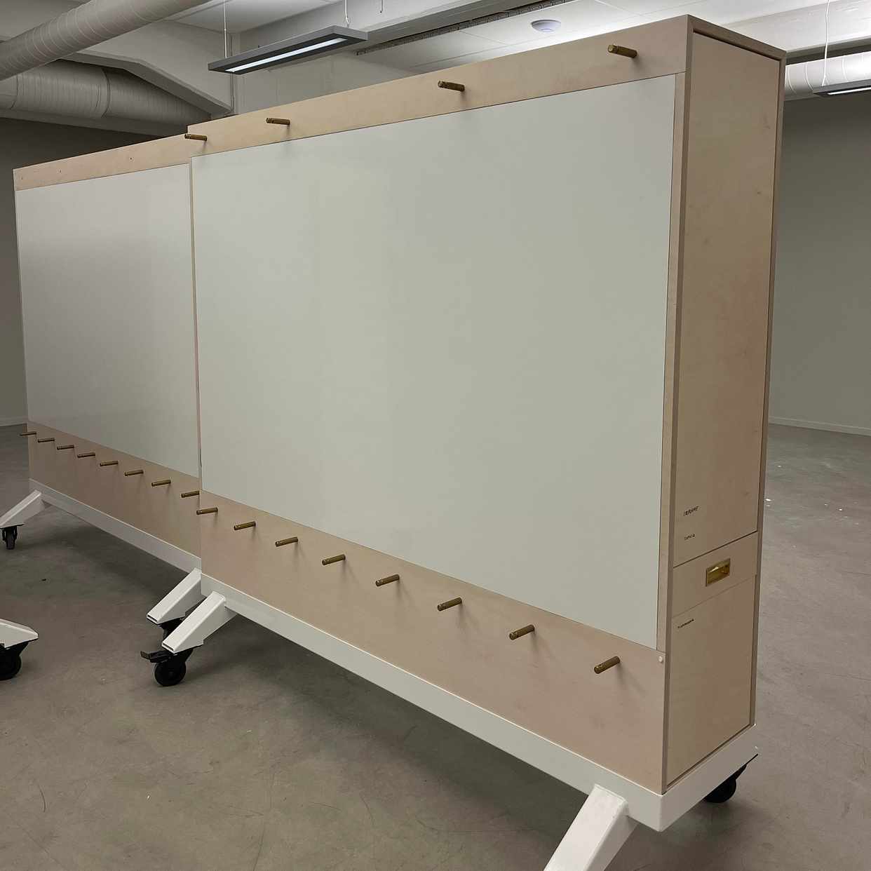 image of Whiteboard skåp bortskänk - Stockholm