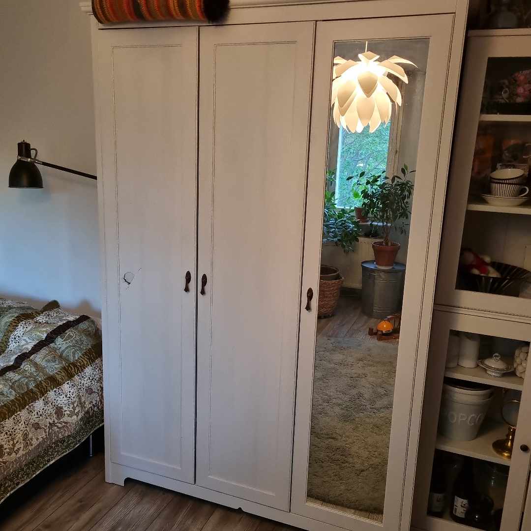 image of Stort IKEA-skåp bortskänk - Bromma