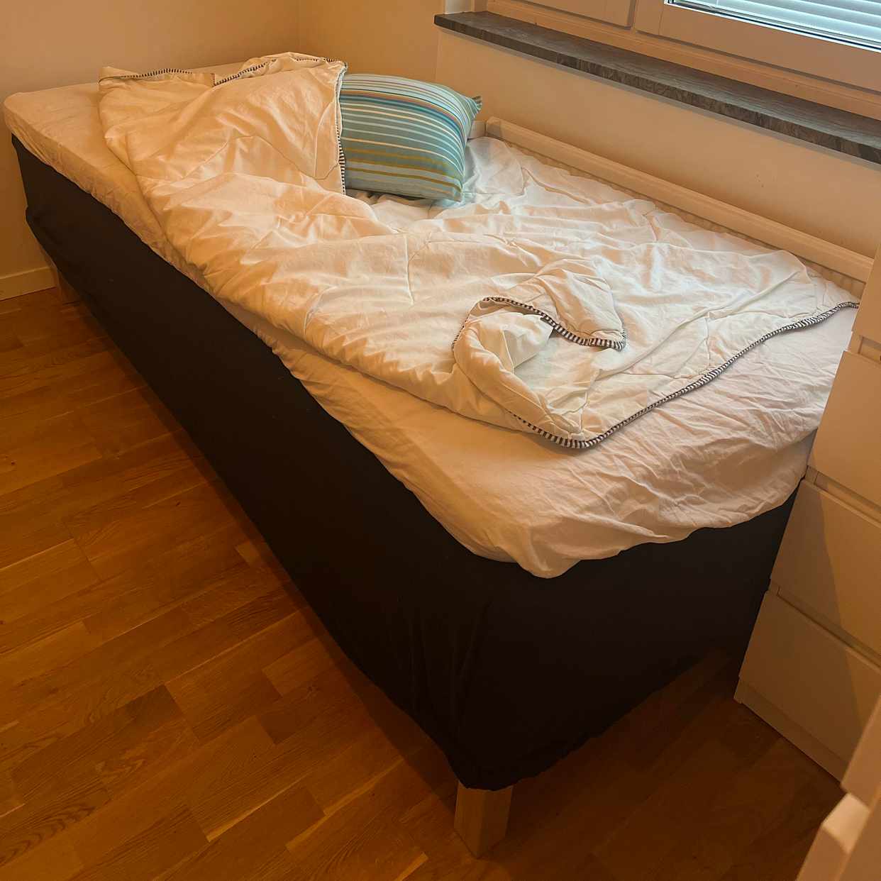 image of Flytta 90  cm bred säng - 