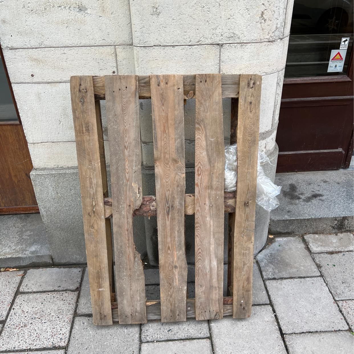 image of En lastpall o lite plast - Stockholm