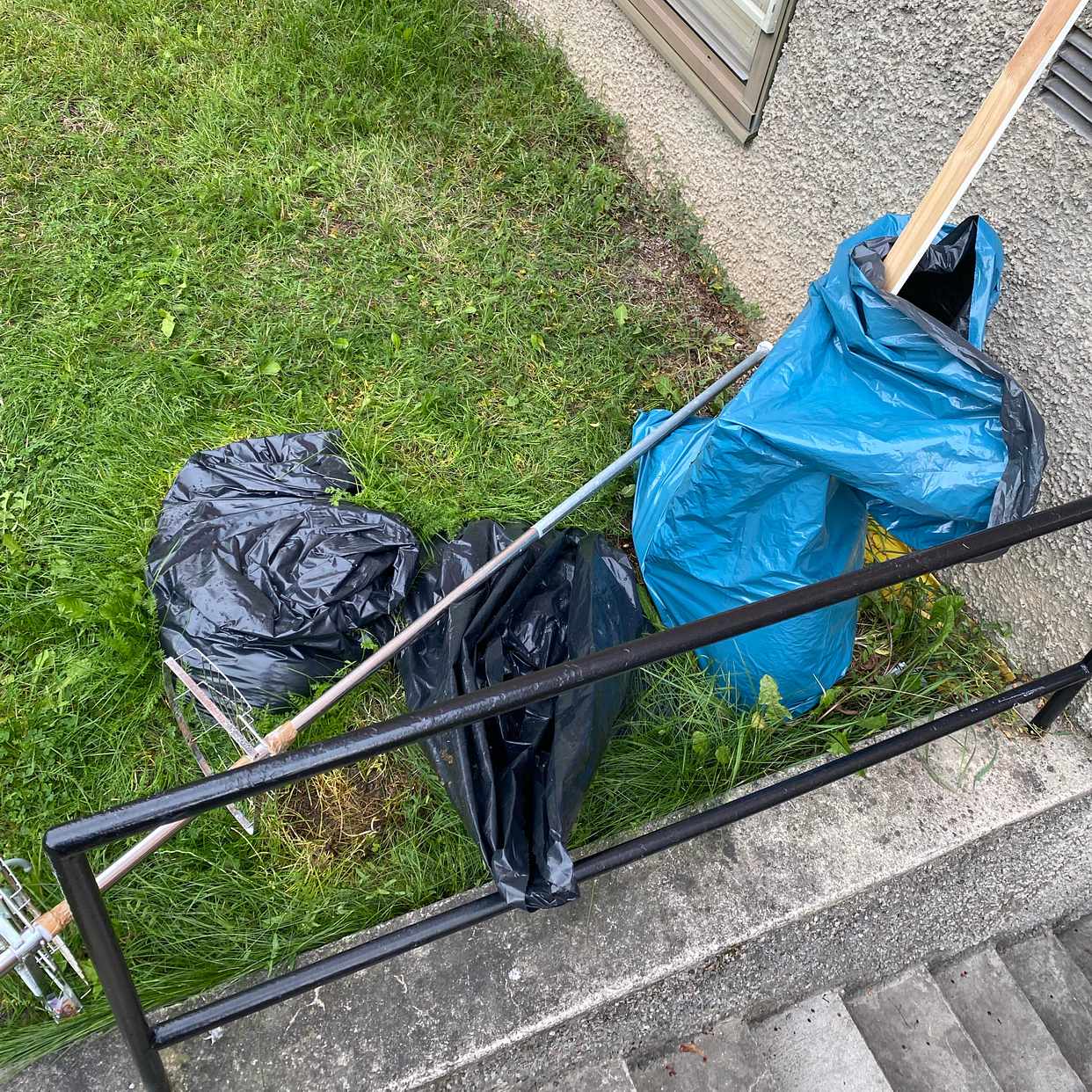 image of 3 sopsäckar samt en hylla - Vällingby