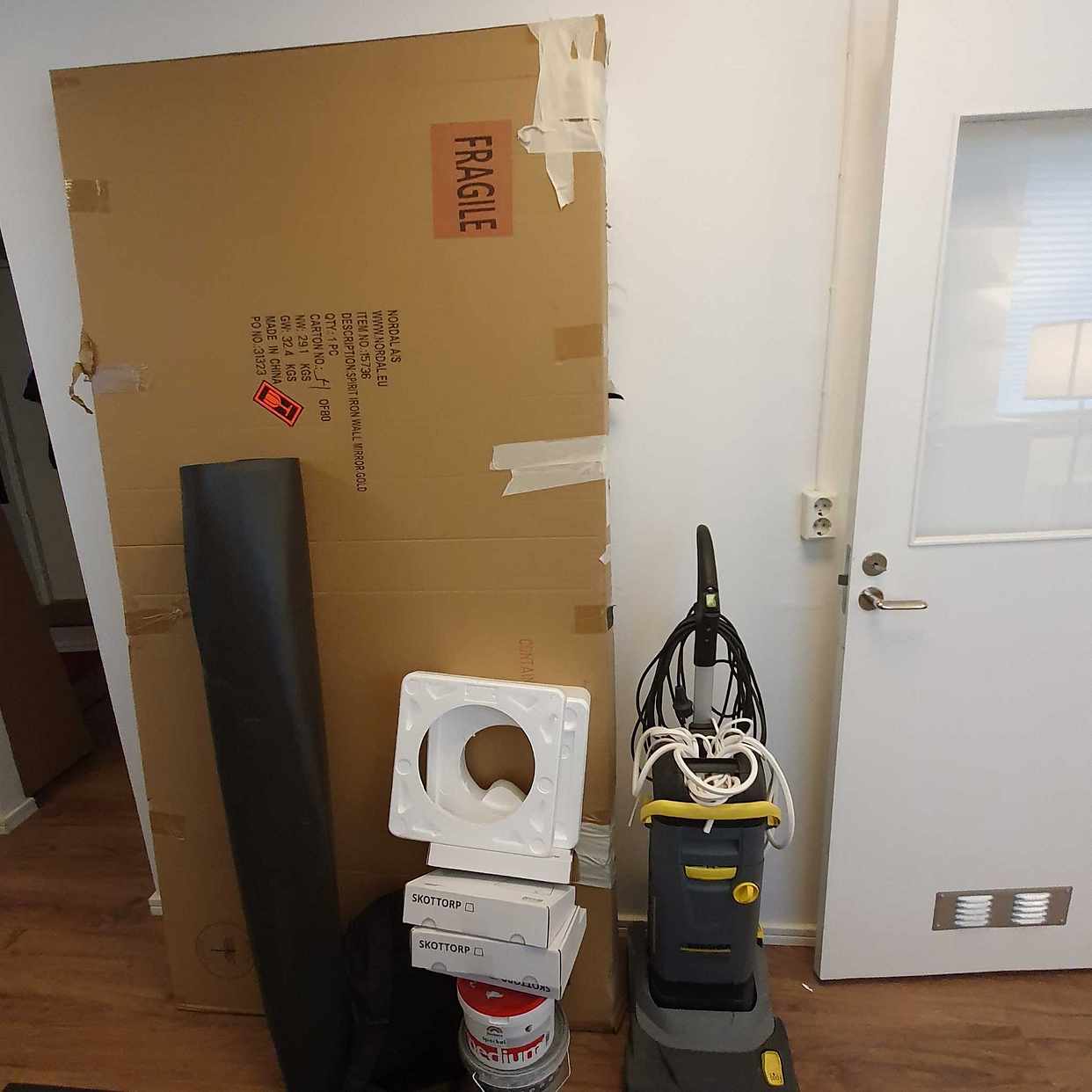image of Large broken mirror etc - Johanneshov