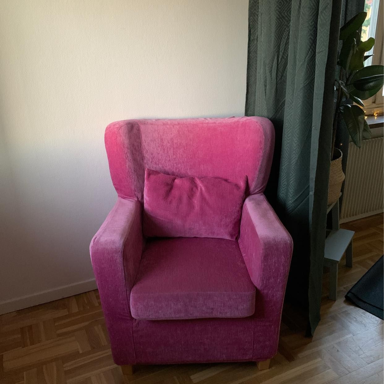 image of Gratis stor rosa fåtölj - Hägersten