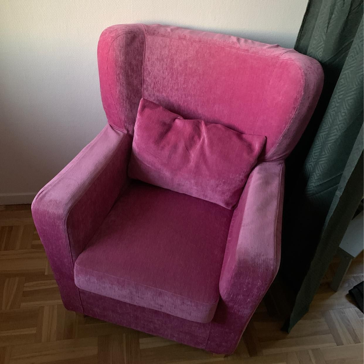 image of Gratis stor rosa fåtölj - Hägersten