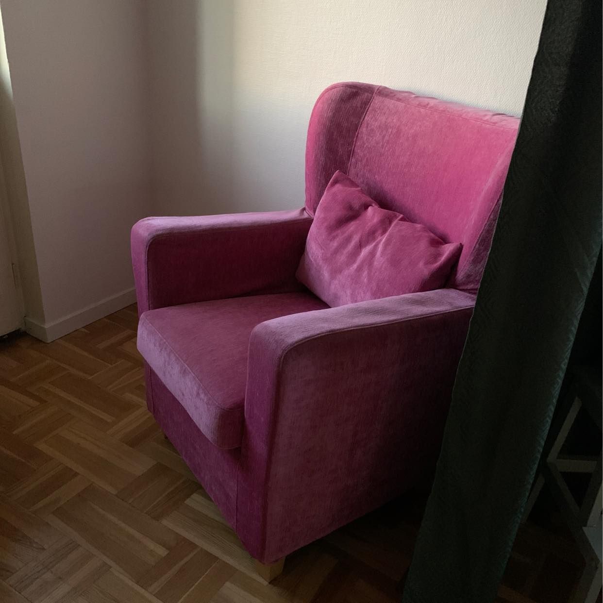 image of Gratis stor rosa fåtölj - Hägersten