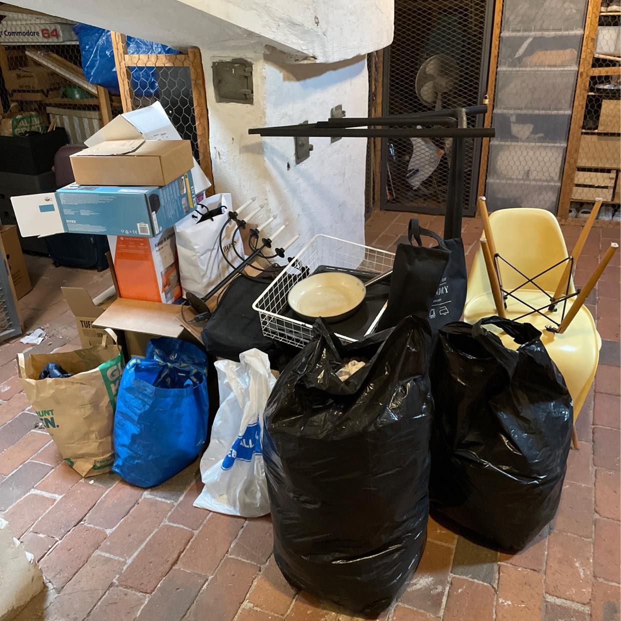 image of Slänga skräp från vind - Stockholm