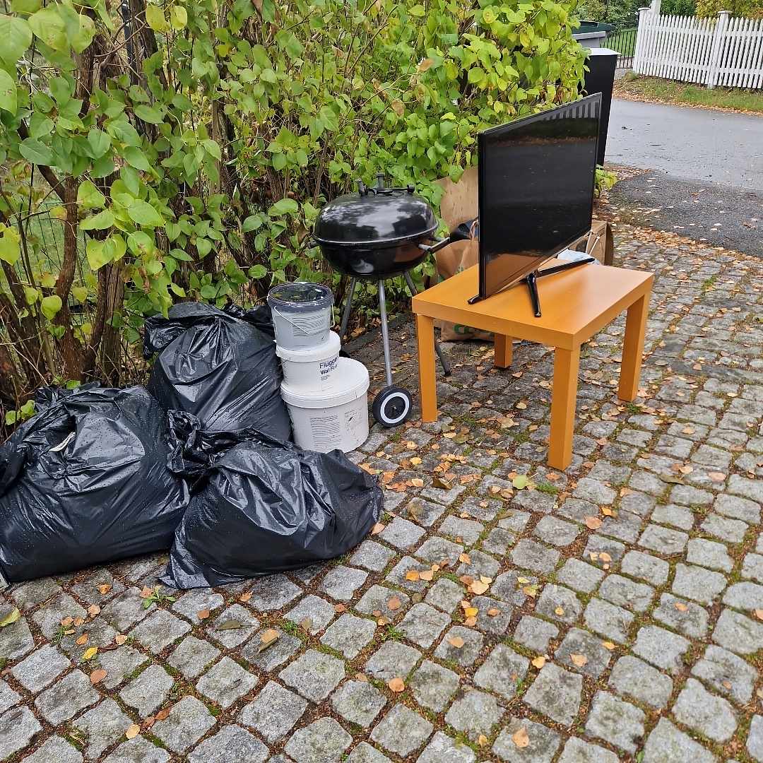 image of Kläder, tv, bord, elavfal - Danderyd