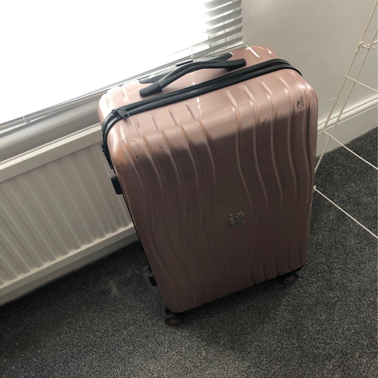 Remove broken suitcase Brent Tiptapp