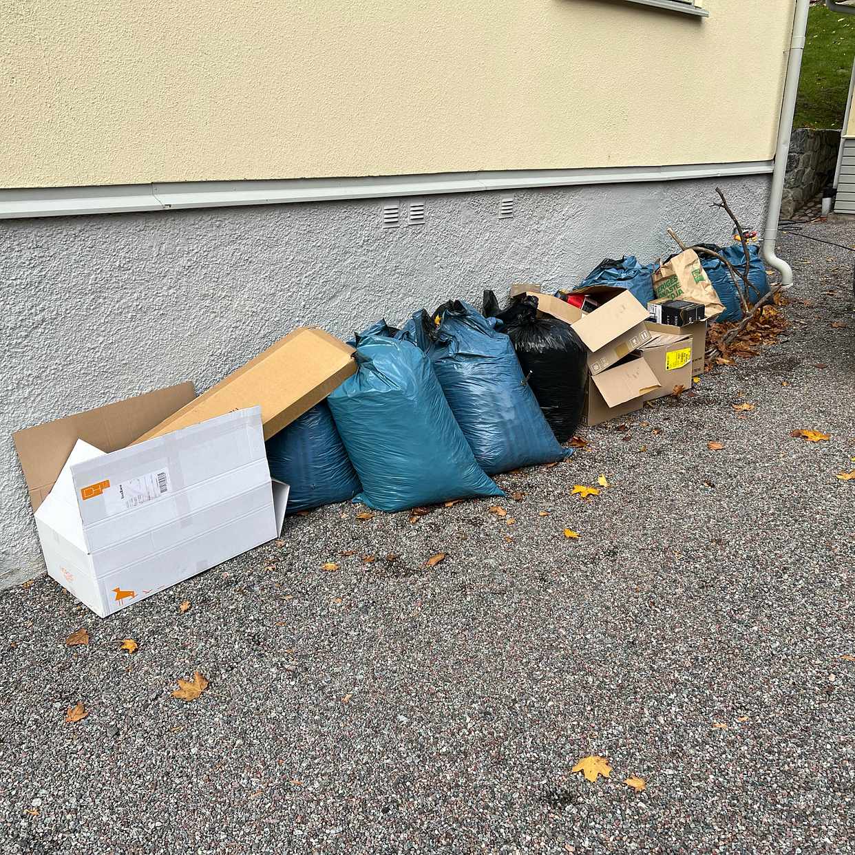 image of Garden waste and cardboar - Lidingö