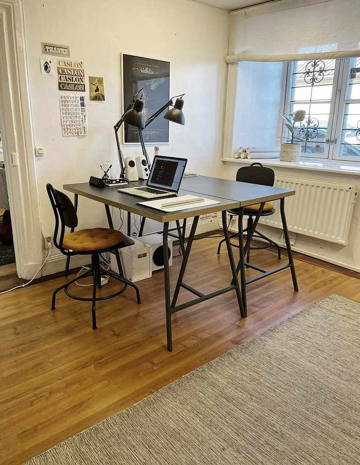 image of ett skrivbord/ one desk - 