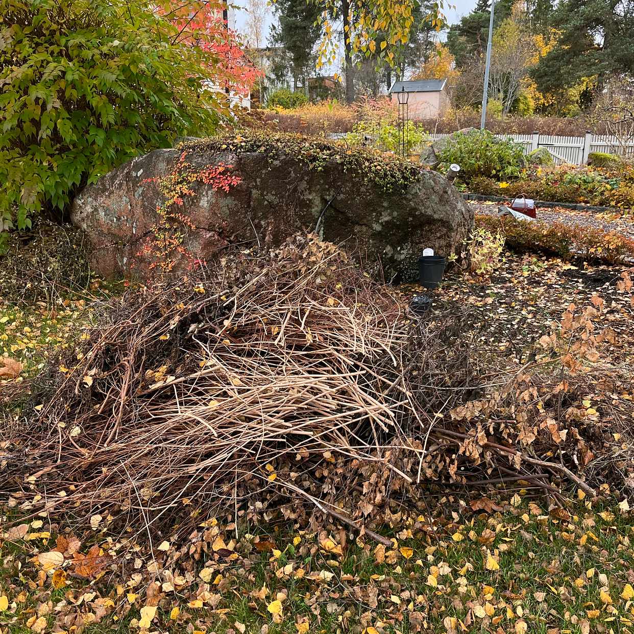 image of Trädgårdsavfall 3 högar - Sollentuna