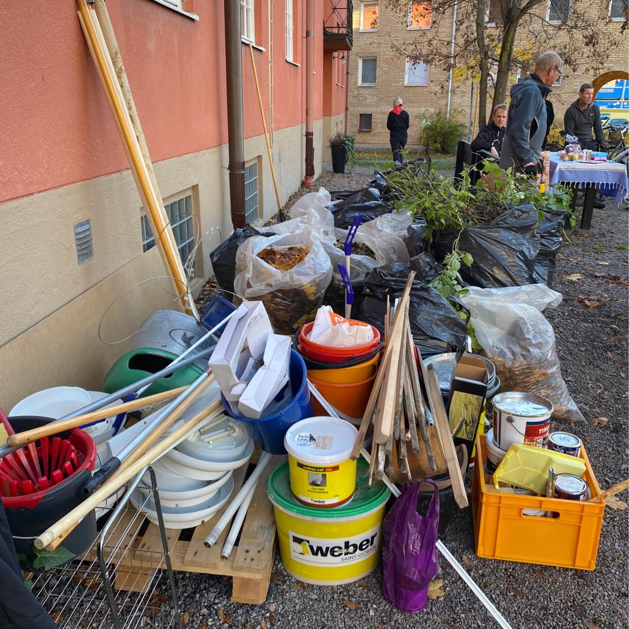 image of Trädgårdsavfall, färg mm. - Solna