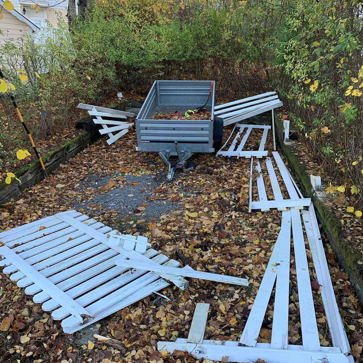 image of Gammalt staket, avsågat - Lidingö