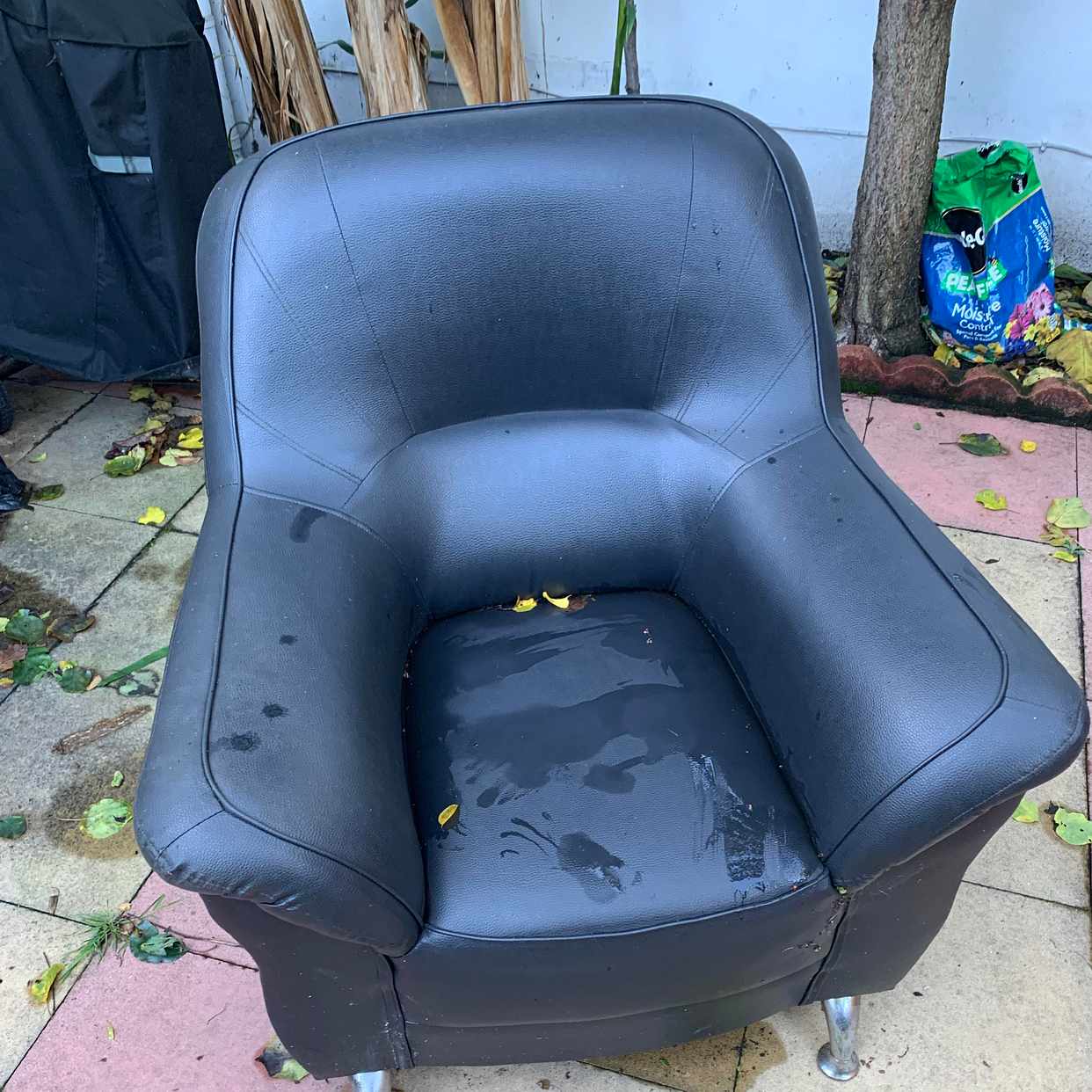 Remove old sofas to tip Ealing Tiptapp