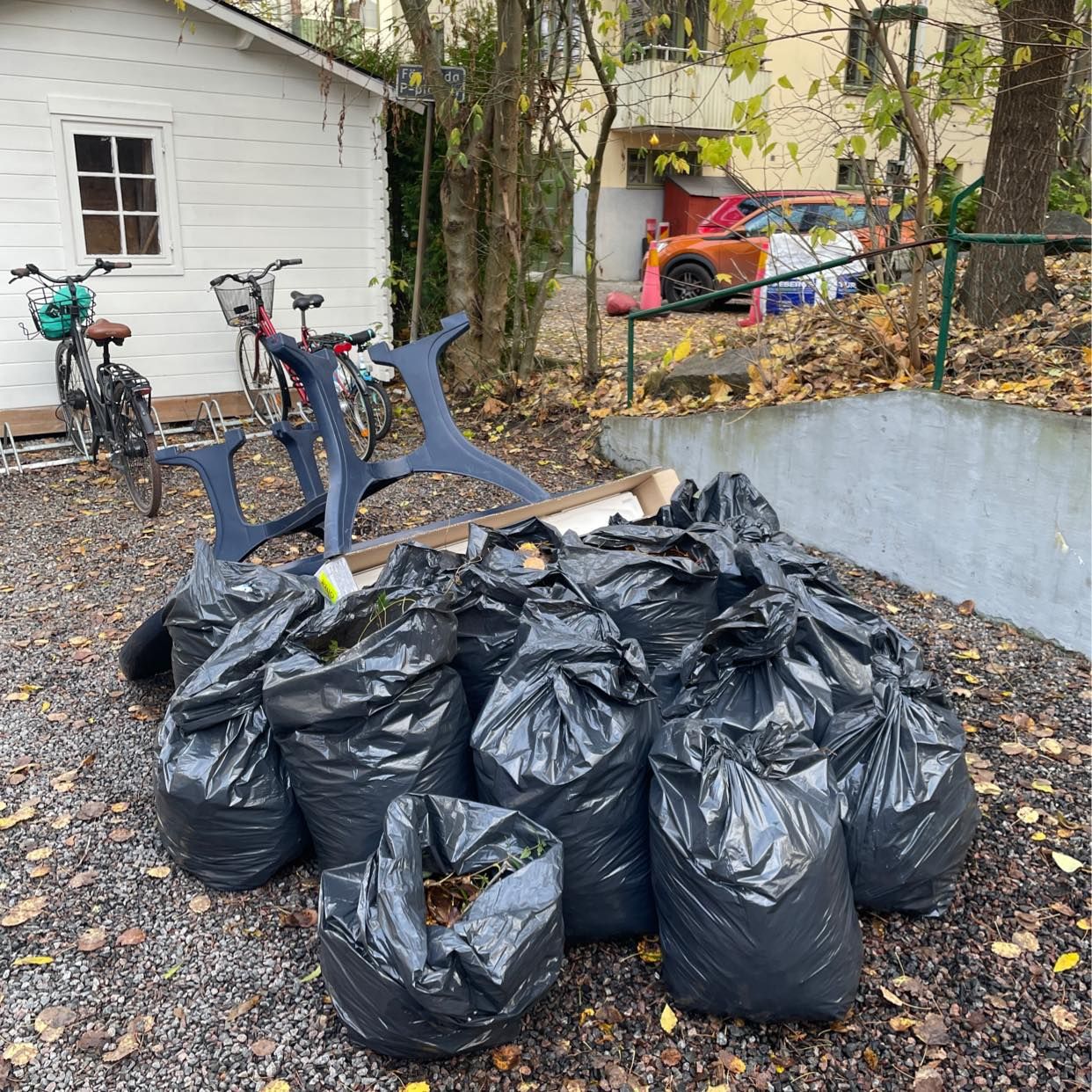 image of 15 säckar löv + plastbord - Bromma