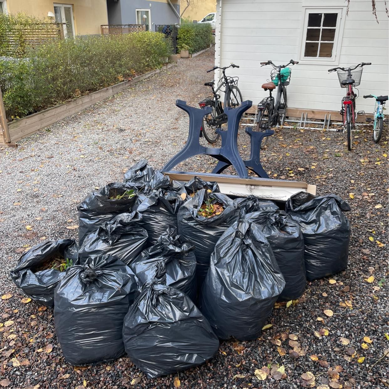 image of 15 säckar löv + plastbord - Bromma