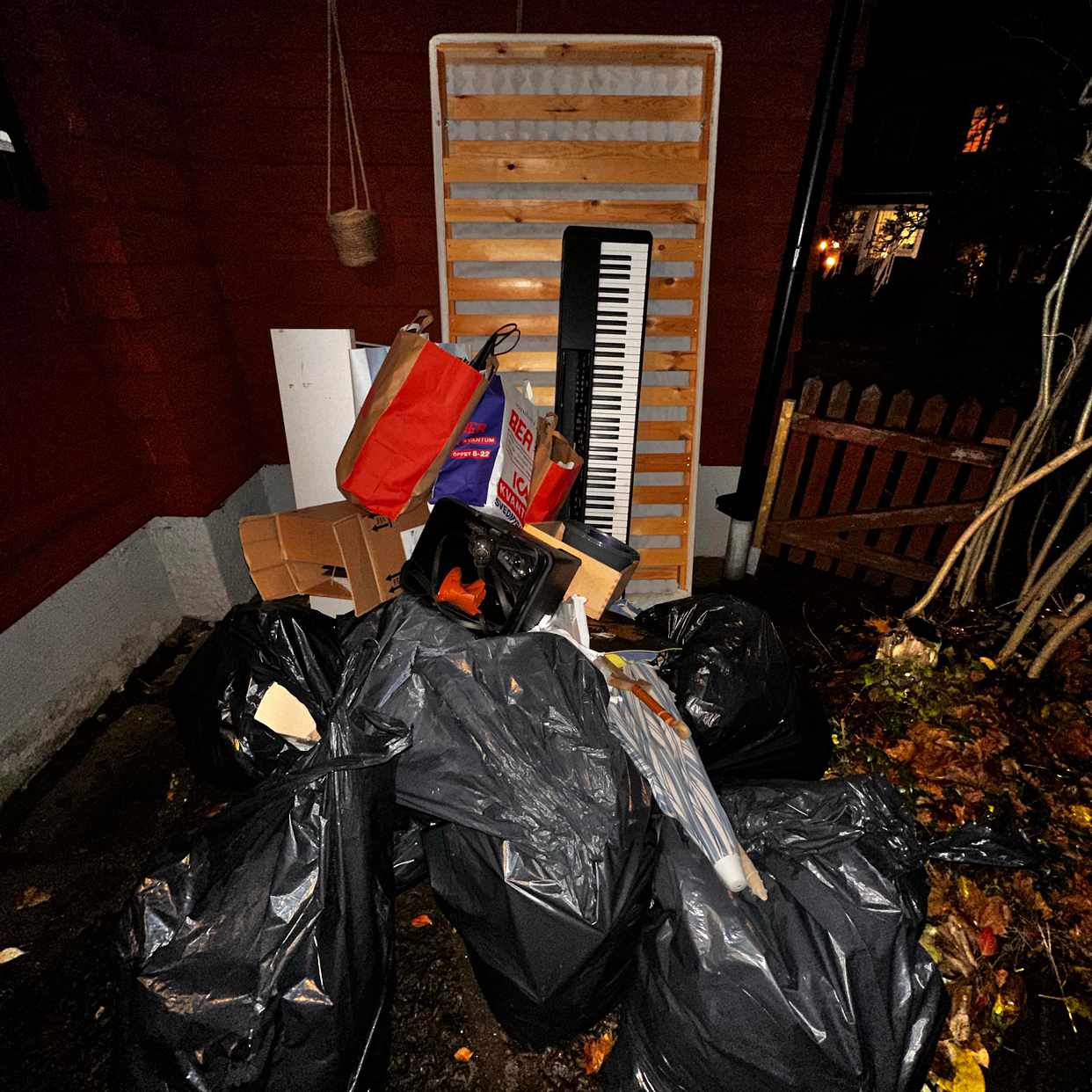 image of Div skräp plus säng - Enskede