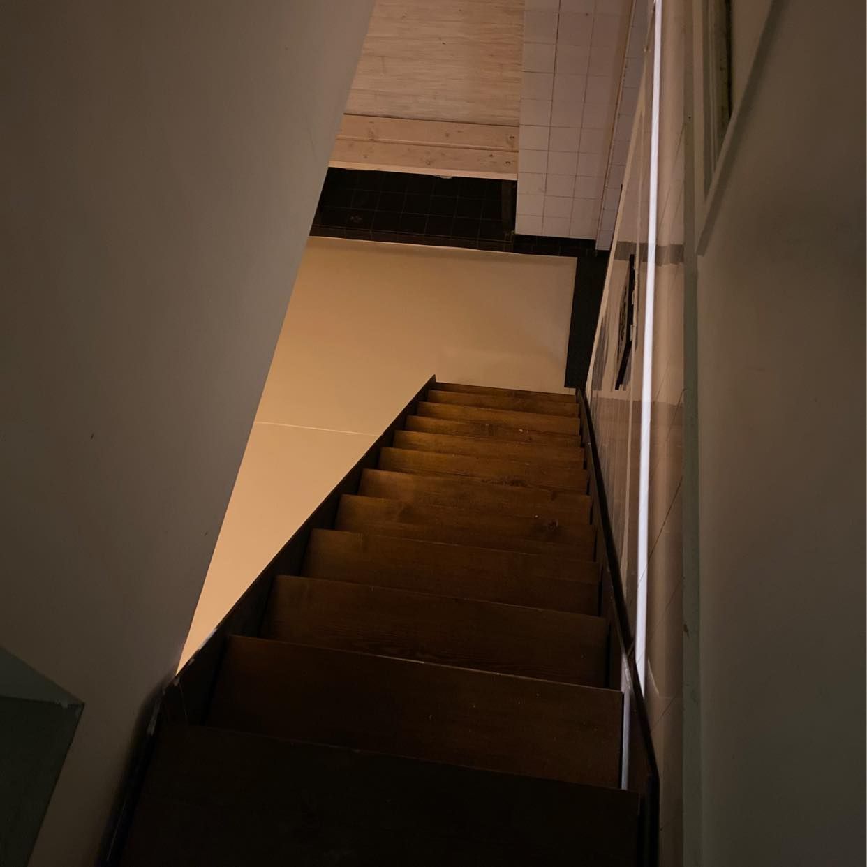 Take couch downstairs Tiptapp