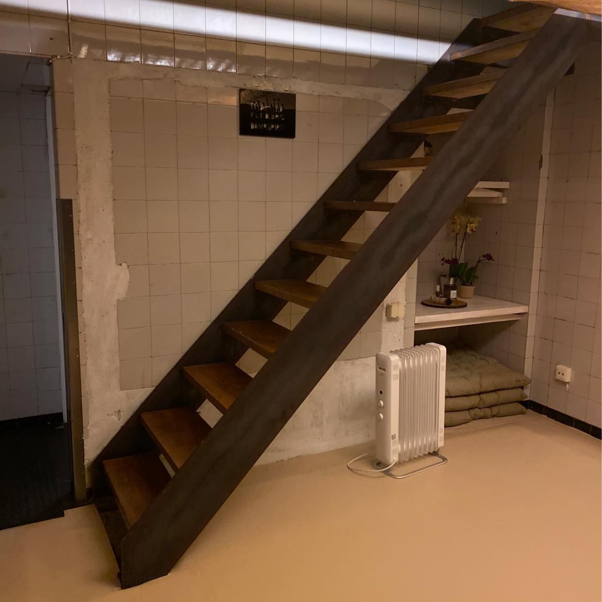 Take couch downstairs Tiptapp