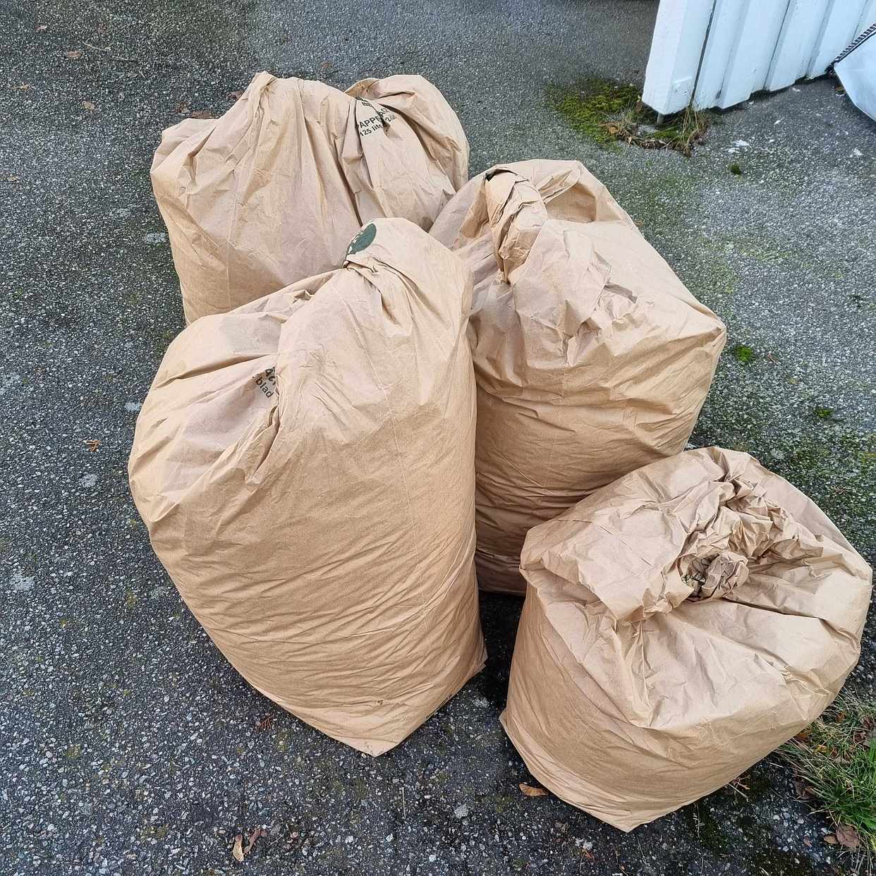 image of 4 lätta säckar löv - Danderyd
