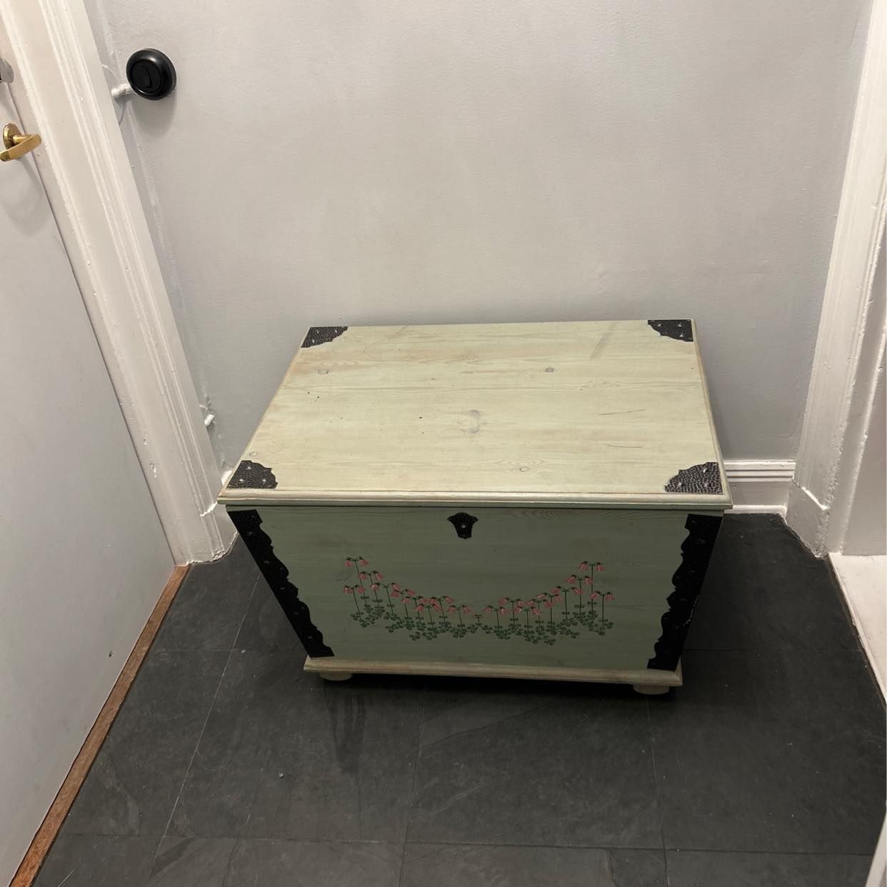 image of 1 trälåda 1 bord - 