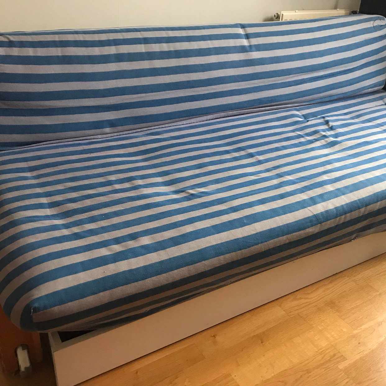 image of Bäddsoffa och skrivbord - Stockholm