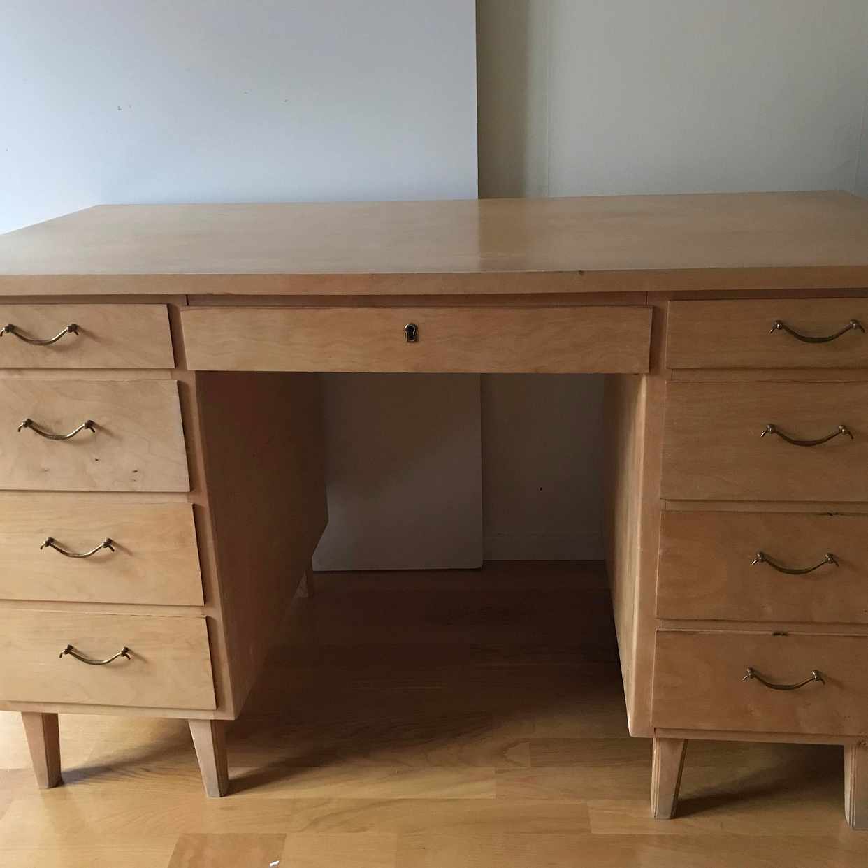 image of Bäddsoffa och skrivbord - Stockholm