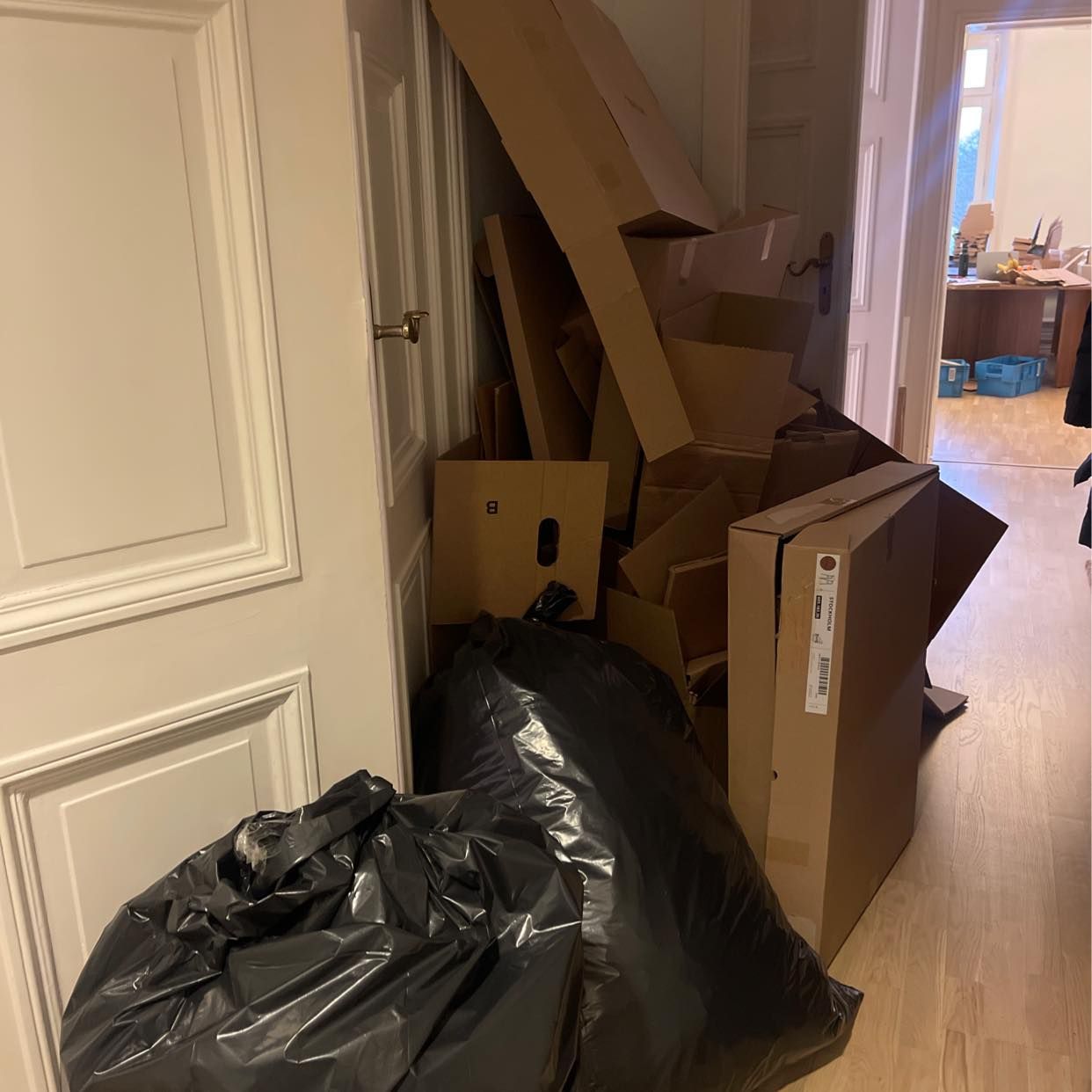 image of Kartonger och 2 sopsäckar - Göteborg