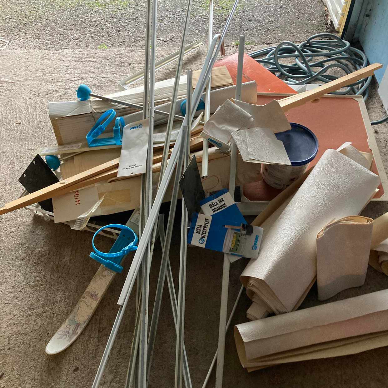 image of pick up of some trash - Täby