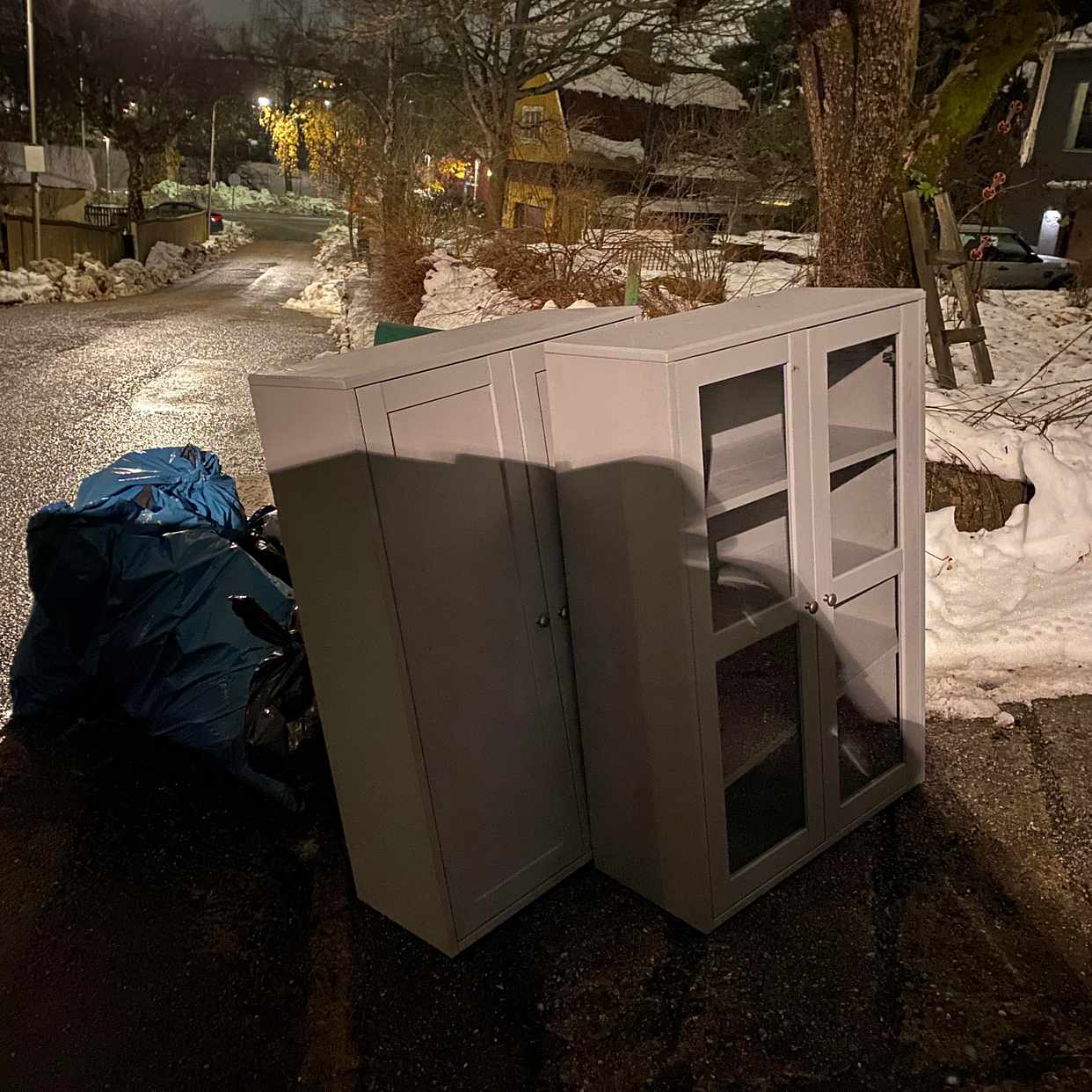 image of Två skåp och ca 7 sopsäck - Enskede