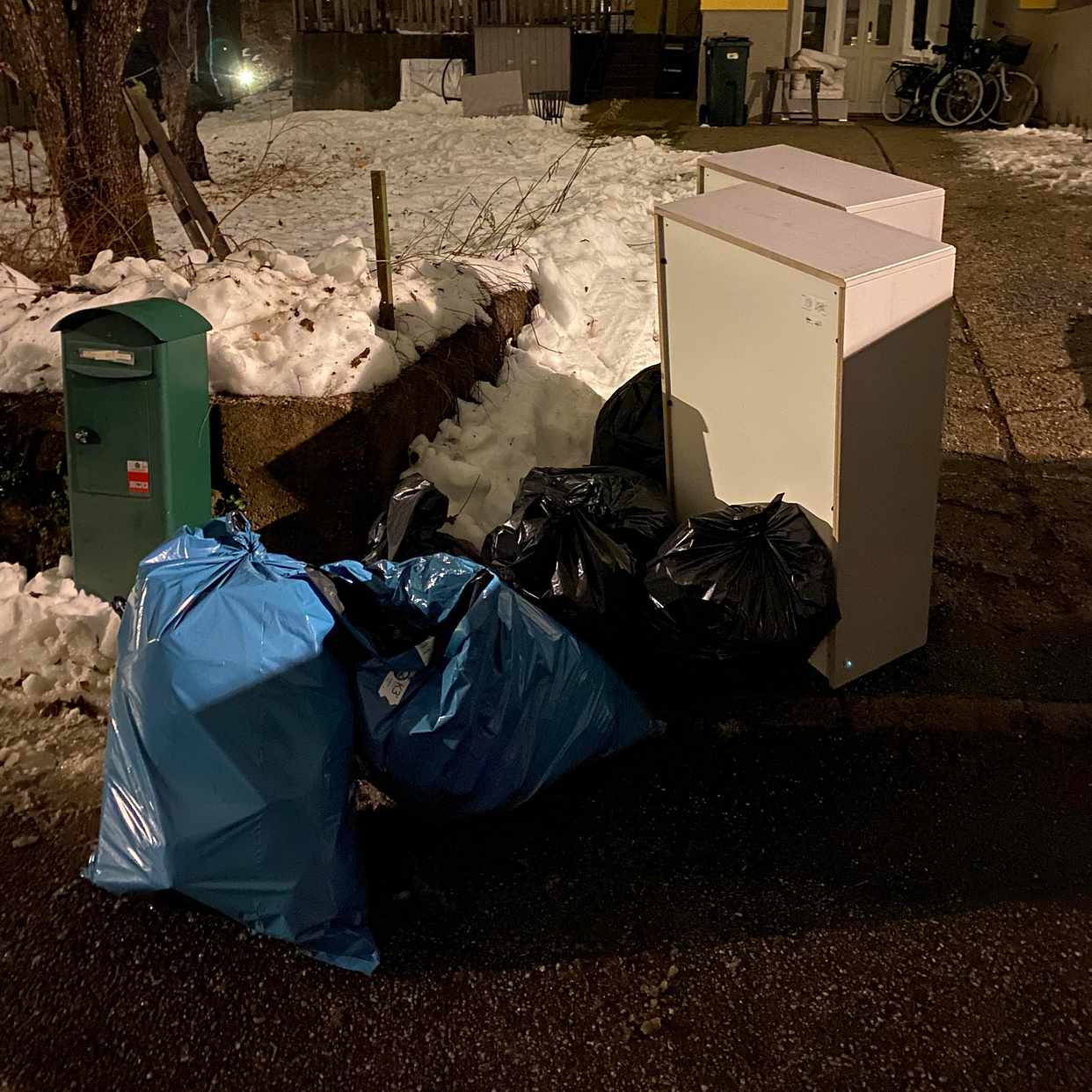 image of Två skåp och ca 7 sopsäck - Enskede