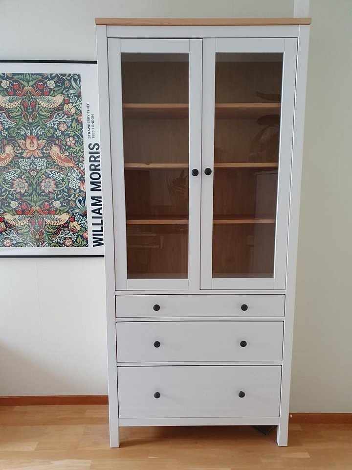 image of IKEA Hemnes vitrinskåp - 