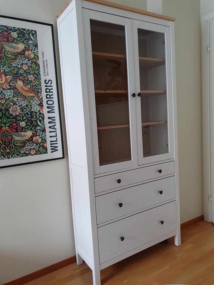 image of IKEA Hemnes vitrinskåp - 