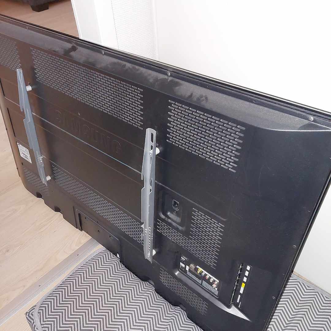 image of Madrass, tv och kartong - Vallentuna