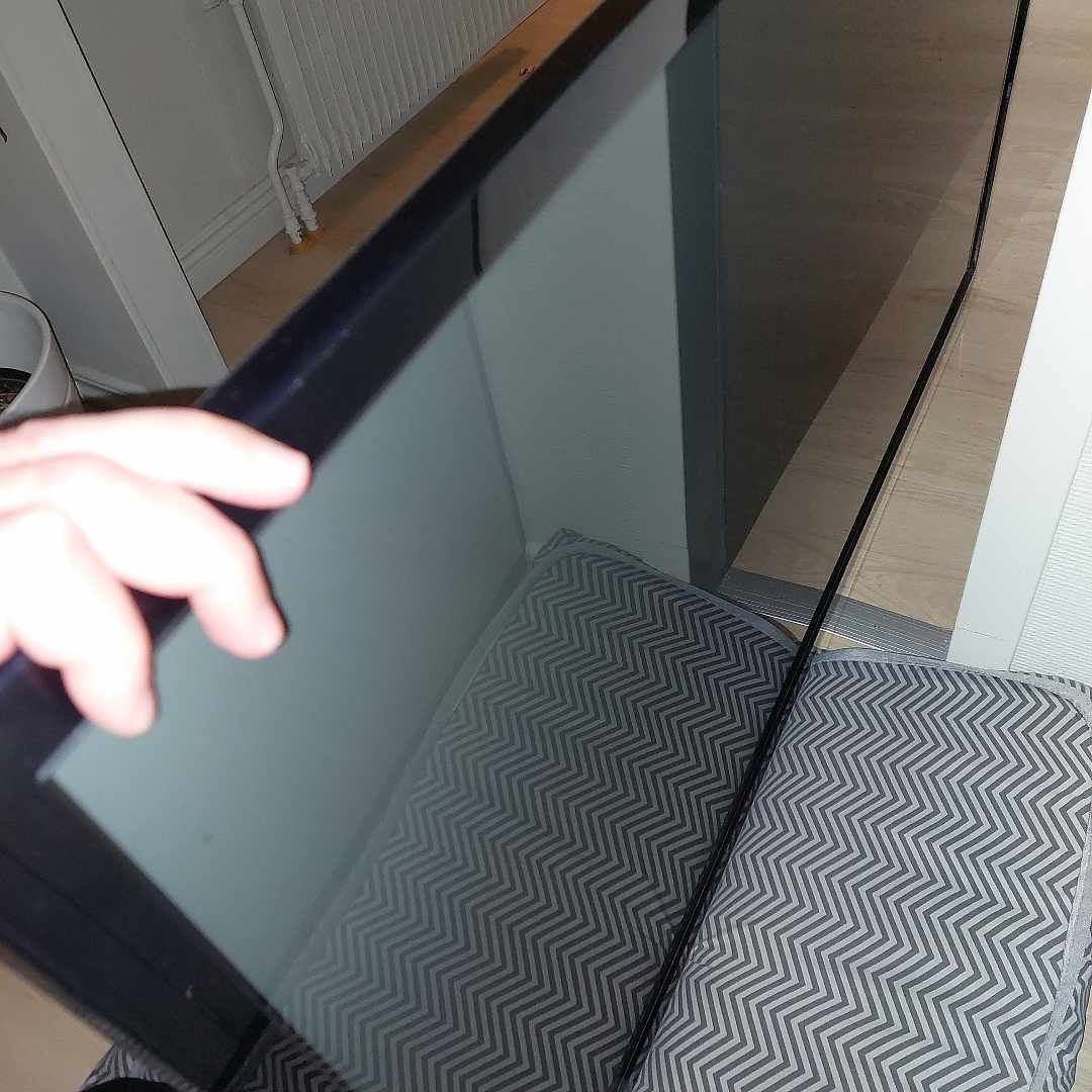 image of Madrass, tv och kartong - Vallentuna
