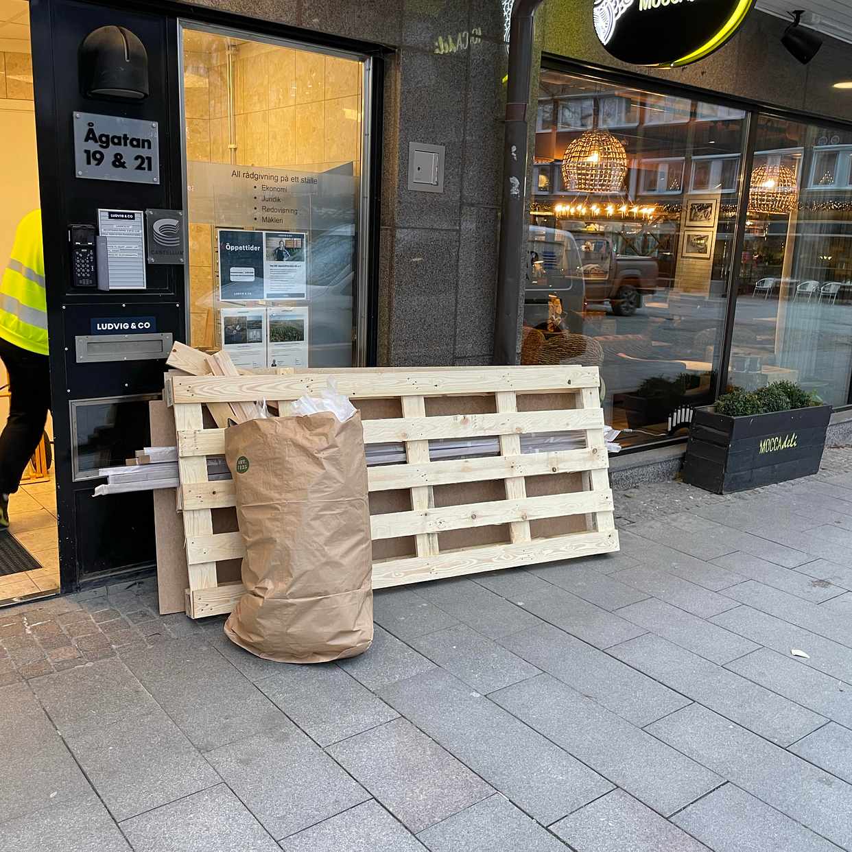 image of Slänga pall och säckar - Linköping