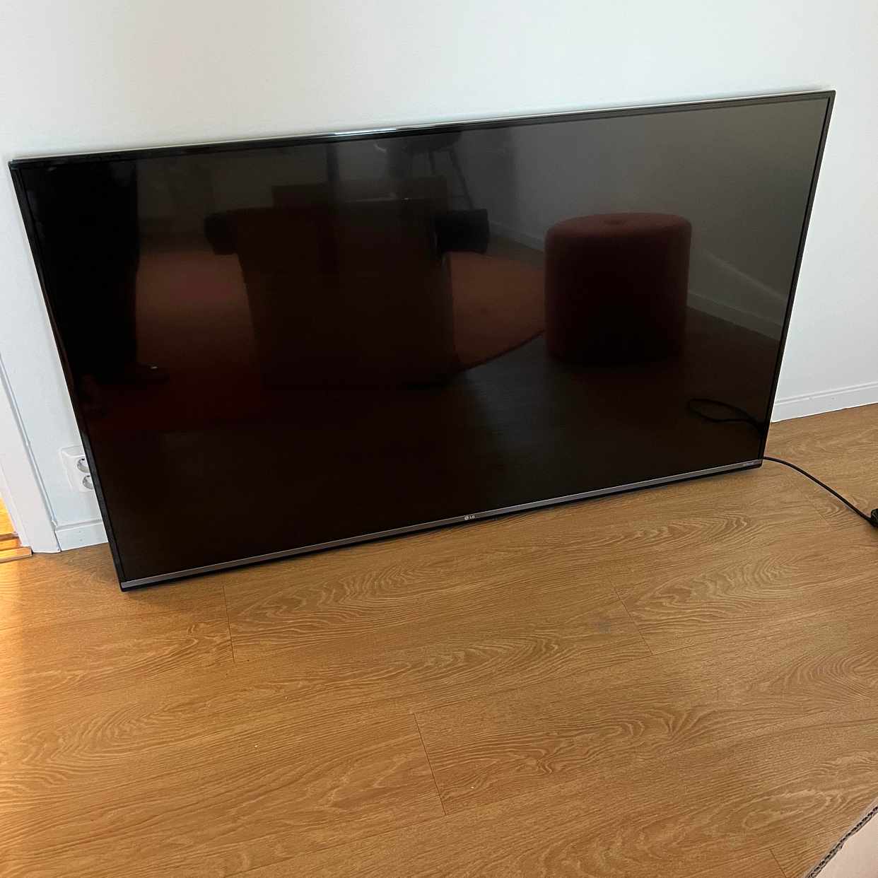 image of Tv, låda, stor matta,skåp - 