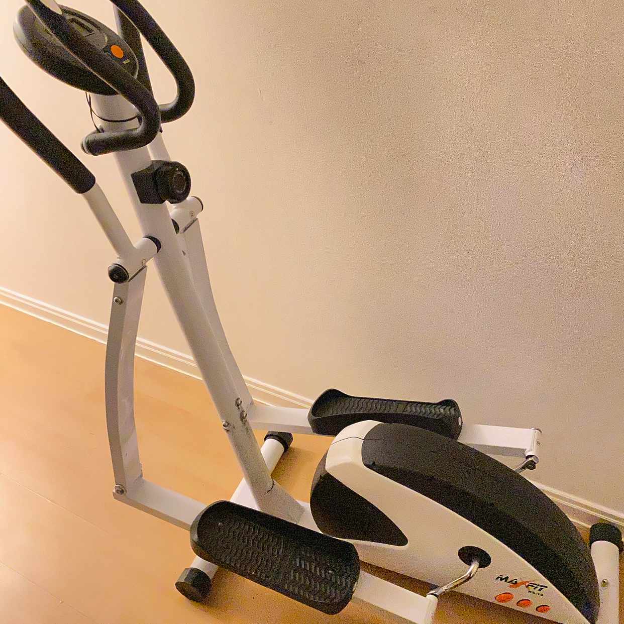 image of Äldre crosstrainer - Nacka