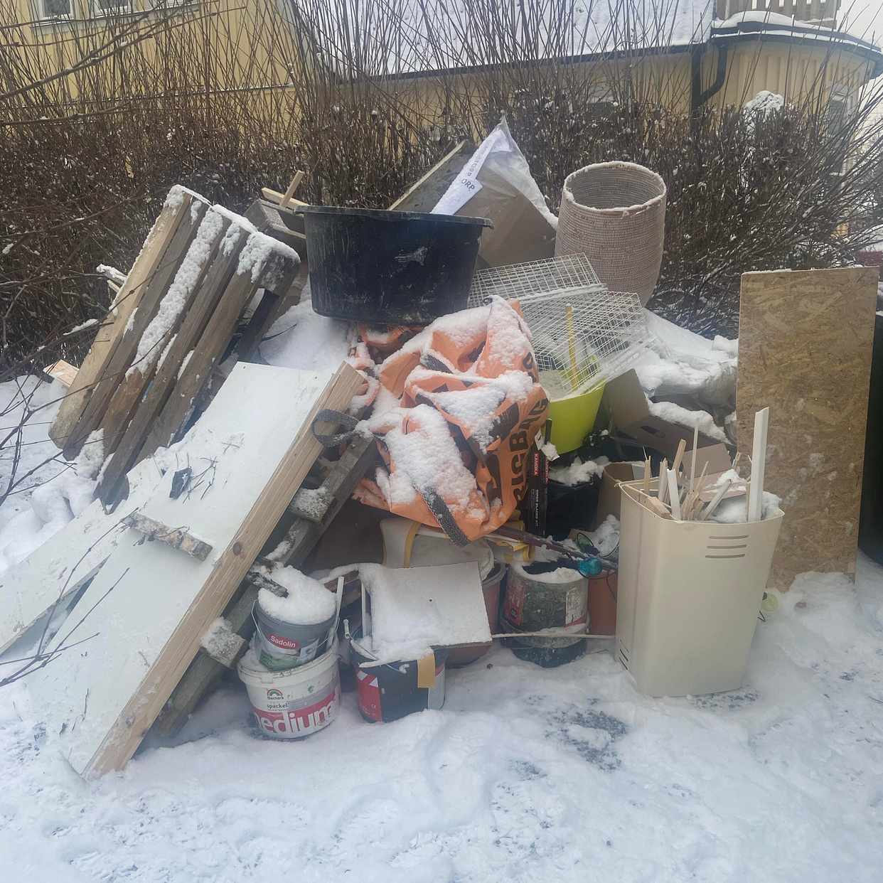 image of Skräp från bygge - Skarpnäck