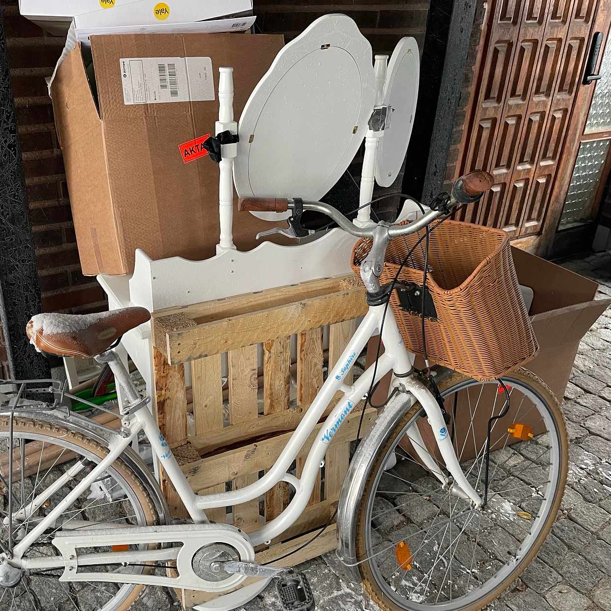 image of Div gamla möbler, cykel - Lidingö