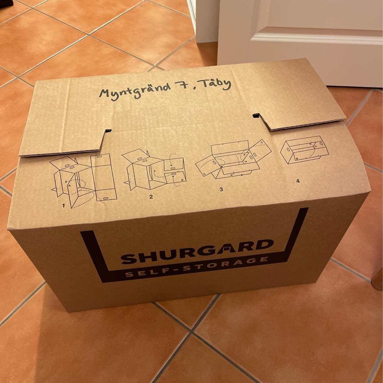 image of Move a box with toys - 
