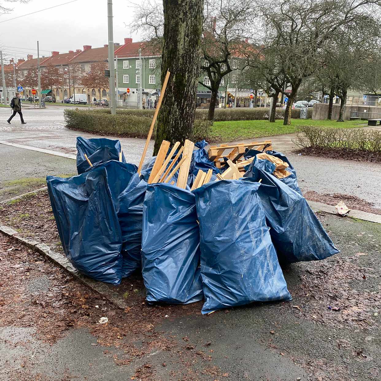 image of Blåa sopsäckar + trä - Göteborg