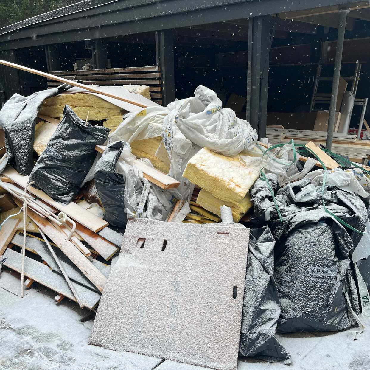 image of Byggskräp från renovering - Täby