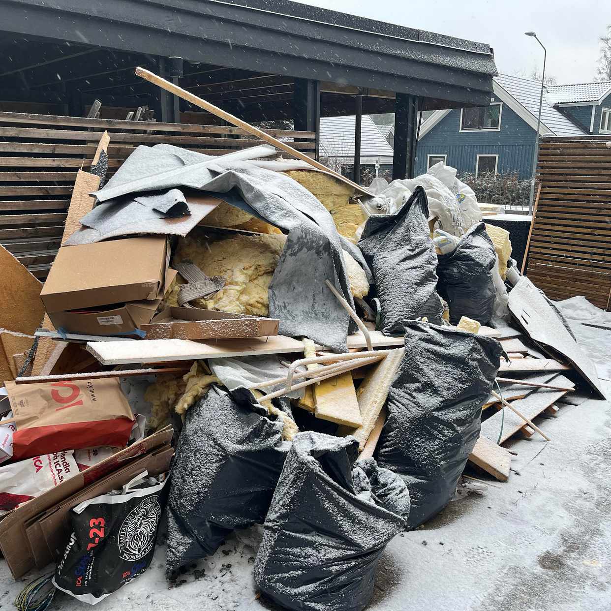 image of Byggskräp från renovering - Täby