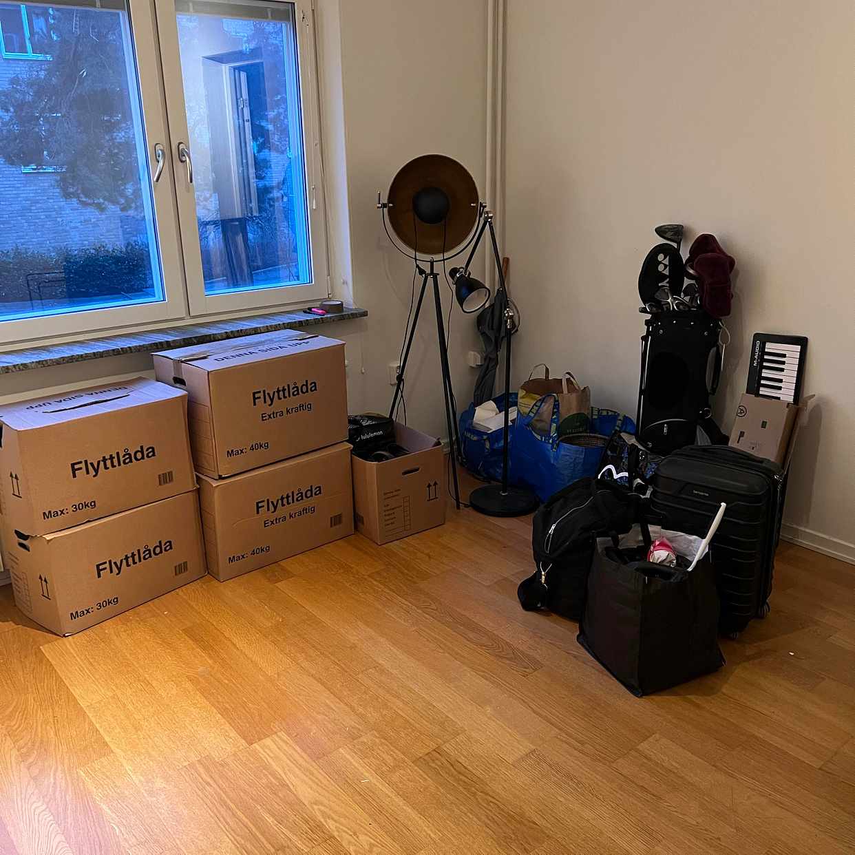 image of Säng, bord, kartonger - 