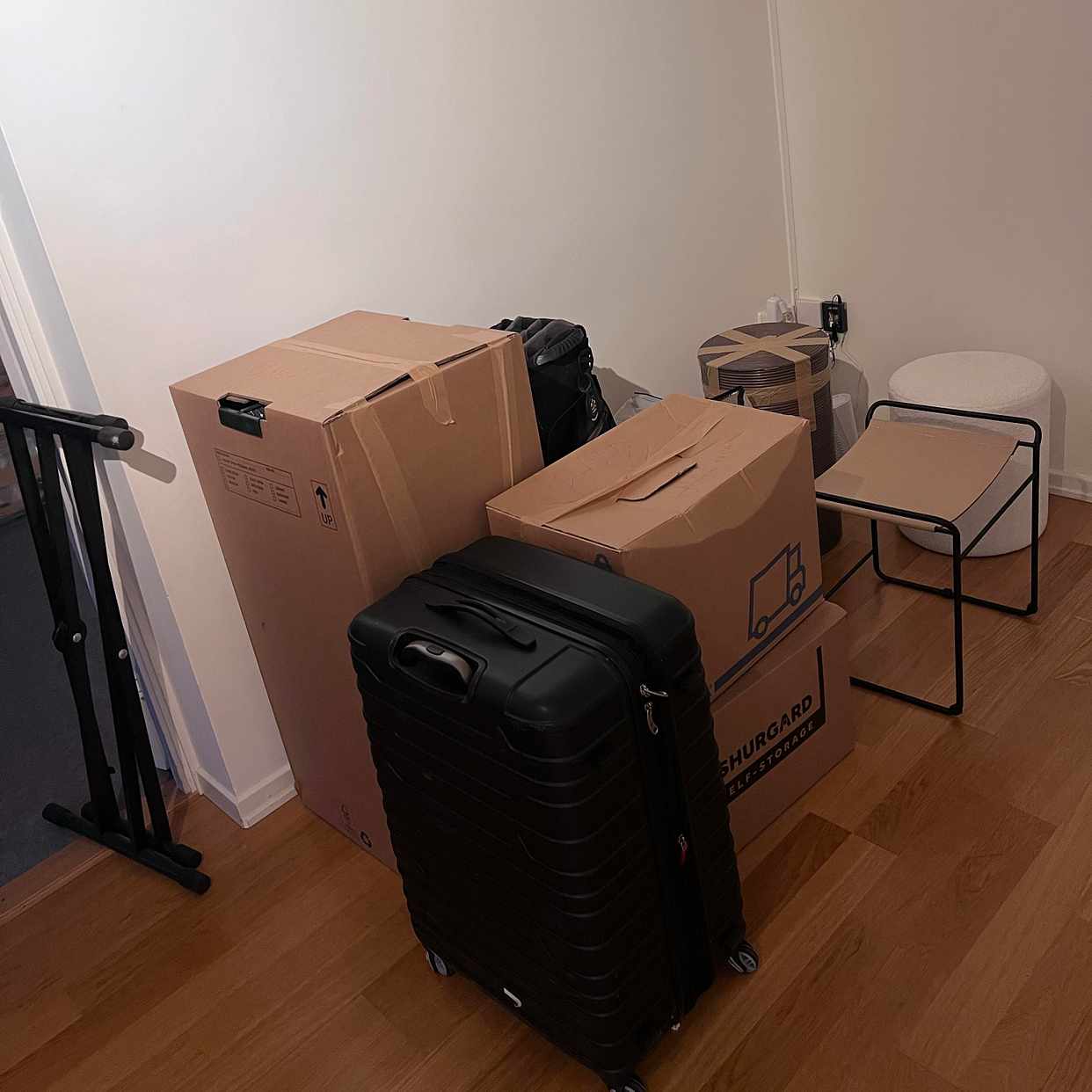 image of Säng, bord, kartonger - 